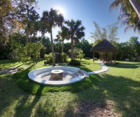 JUPITER WATERFALLS - NEWLY UPDATED - TIKI HUT, FIRE PIT, KITCHEN, POOL HEATER and MORE