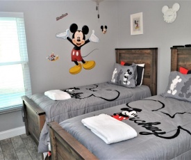 Mickeys Landing - LUXURY FAMILY 4BR - 2 Master POOL HOT TUB BBQ GAME RM 5MIN DISNEY