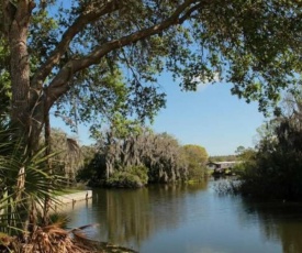 Florida Theme Parks Centrally Located Guest Suite with Lake Access