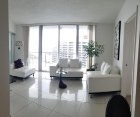 Luxury High Rise Condo by The Biscayne Bay