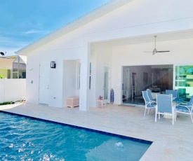 PERFECT NAPLES -HEATED SALTWATER POOL - NEW CONSTRUCTION - 3Br