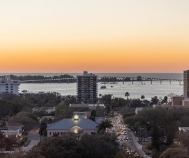 Penthouse Apt, Ocean and City Views, Minutes to Beach