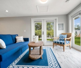 Coral Cottage, Stylish Studio Suite on Canal, Walkable to Beach, Private Parking