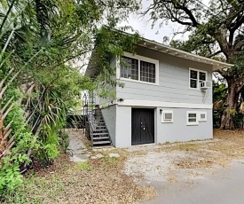 Golden Getaway - Charming Home in Historic Enclave Duplex