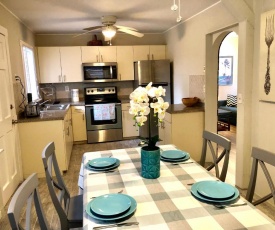 Downtown Sarasota cottage near Siesta Key Beaches and Golfing