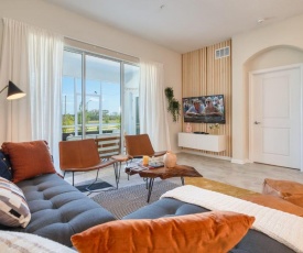 Super chic and modern 2 Bedroom Condo near to Disney