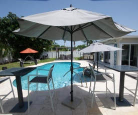 Heated pool bungalow mins from the beach in Deerfield Beach