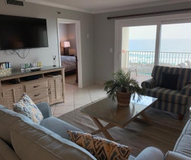 Unit 704 - Top Floor Gulf and Pool View! Gold Unit King and Queen