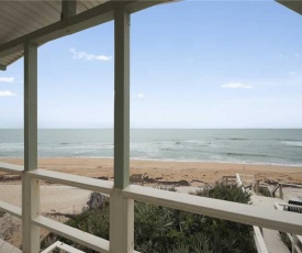 Oasis Beach House, 2 Bedrooms, Sleeps 6, Beach Front, HDTV, WiFi