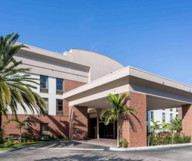 Days Inn & Suites by Wyndham Fort Myers Near JetBlue Park