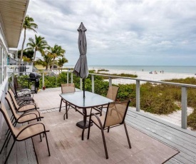 Sandy Toes Cottage, 2 Bedrooms, Sleeps 6, Beach Front, WiFi