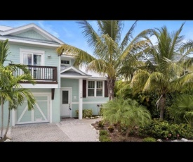 AMI/Holmes Beach - 3/2 Home - Private Heated Pool and Yard - walk to beach